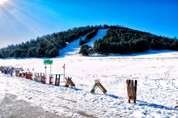 Ifrane is known as the Moroccan Switzerland. It is a city of around 30,000 inhabitants and is part of the Átlas Medio. It is located south of Fez and its alpine resort is well known for practicing the sport of the sky. Alpine houses, lakes and parks make it an important holiday destination especially in winter.